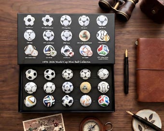 1970–2026 WM Mini Fußball 15teilige Sammlung | Historische Fußball-Schaukasten & Timeline | Premium Fußball Fan Geschenk Erinnerungsstücke