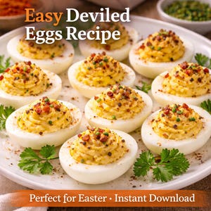 Può includere: Un piatto di uova alla diavola, un piatto classico. Le uova sono tagliate a metà e riempite con un composto cremoso giallo, guarnito con erbe verdi e pezzetti di pancetta. Il testo "Easy Deviled Eggs Recipe" è in alto.