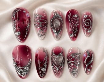 Dark Romantic Press auf Nägel mit Weinrotem Ombre und Metallic Details