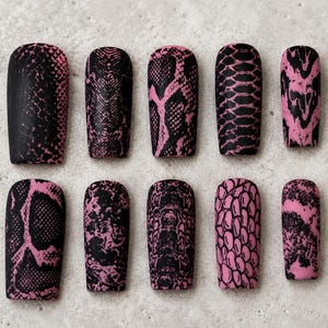 Bold Python Pattern Drücken Sie auf Nägel mit Pink und Schwarz Design