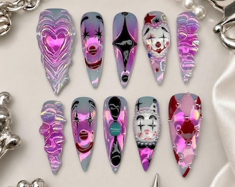 Futuristische circuspers op nagels met magenta wervelingen en clowngezichtskunst