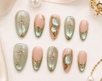 Uñas postizas estilo ojo de gato de jade místico con detalles florales en oro real