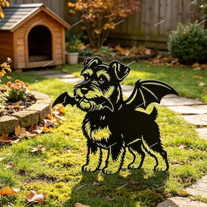 Puede incluir: Una silueta de estaca de jardín de metal negro de un perro terrier con alas de murciélago, que presenta un diseño recortado detallado del pelaje del perro, orejas puntiagudas y un pequeño murciélago sostenido en su boca sobre una base puntiaguda.