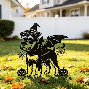 Puede incluir: Una silueta negra de un perro Schnauzer con sombrero de bruja y alas de murciélago, con detalles de telarañas a ambos lados y una pequeña calabaza de Halloween situada junto a cada una de las patas delanteras y traseras del perro.