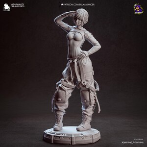 K&ouml;nnte beinhalten: Detaillierte, graue Figur einer Frau in futuristischer Kleidung, die salutiert. Die Figur steht auf einer kreisf&ouml;rmigen Plattform. Die Texte "HIGH-QUALITY PRE-SUPPORTS" und "PATREON.COM/BULKAMANCER" sind sichtbar.