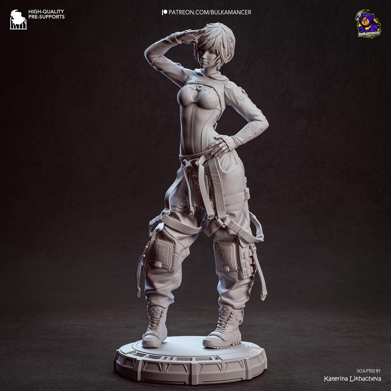 K&ouml;nnte beinhalten: Detaillierte, graue Figur einer Frau in futuristischer Kleidung, die salutiert. Die Figur steht auf einer kreisf&ouml;rmigen Plattform. Die Texte "HIGH-QUALITY PRE-SUPPORTS" und "PATREON.COM/BULKAMANCER" sind sichtbar.