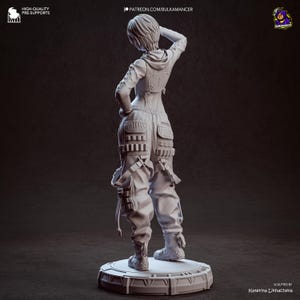 K&ouml;nnte beinhalten: Graue 3D-gedruckte Figur einer Person in einem Overall mit mehreren Taschen und Riemen, die auf einer kreisf&ouml;rmigen Plattform steht. Der Text "HIGH-QUALITY PRE-SUPPORTS" und "PATREON.COM/BULKAMANCER" sind sichtbar. Sculpted by Katerina Likhacheva.