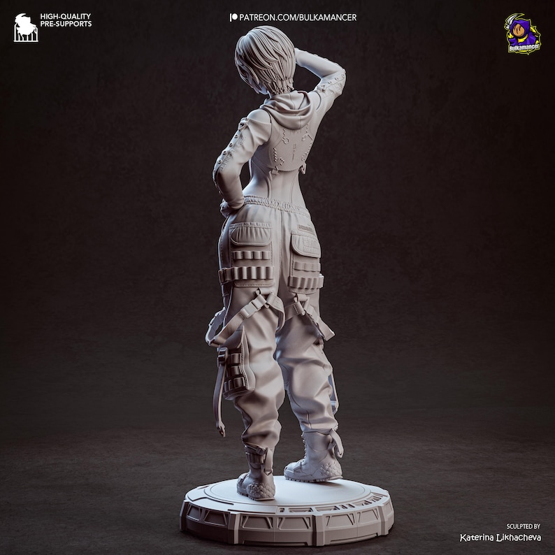 K&ouml;nnte beinhalten: Graue 3D-gedruckte Figur einer Person in einem Overall mit mehreren Taschen und Riemen, die auf einer kreisf&ouml;rmigen Plattform steht. Der Text "HIGH-QUALITY PRE-SUPPORTS" und "PATREON.COM/BULKAMANCER" sind sichtbar. Sculpted by Katerina Likhacheva.