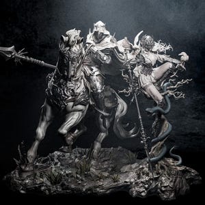 Può includere: Una scultura dettagliata raffigurante un cavaliere a cavallo, accompagnato da una figura con una lancia e un serpente. Il cavaliere è in armatura e il cavallo è adornato con dettagli intricati. La seconda figura tiene in mano un uccello. La scultura è in tonalità di grigio.