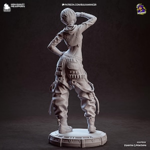 K&ouml;nnte beinhalten: Eine 3D-gedruckte Figur einer Person in dynamischer Pose, die eine Kapuzenjacke und Cargohose mit mehreren Taschen und Riemen tr&auml;gt. Die Figur steht auf einer kreisf&ouml;rmigen Plattform. Der Text "HIGH-QUALITY PRE-SUPPORTS" und "PATREON.COM/BULKAMANCER" sind sichtbar.