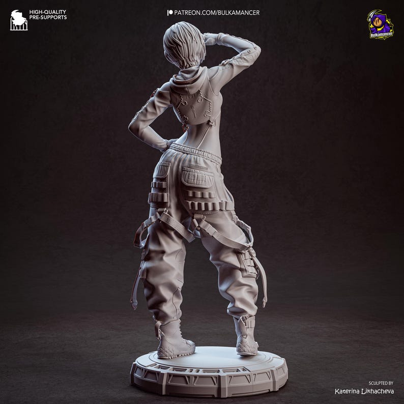 K&ouml;nnte beinhalten: Eine 3D-gedruckte Figur einer Person in dynamischer Pose, die eine Kapuzenjacke und Cargohose mit mehreren Taschen und Riemen tr&auml;gt. Die Figur steht auf einer kreisf&ouml;rmigen Plattform. Der Text "HIGH-QUALITY PRE-SUPPORTS" und "PATREON.COM/BULKAMANCER" sind sichtbar.