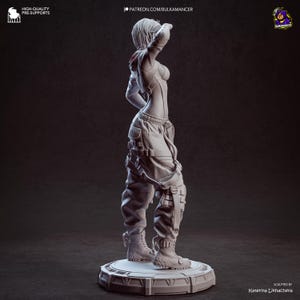 K&ouml;nnte beinhalten: Graue 3D-gedruckte Figur einer weiblichen Figur in einem futuristischen Outfit. Die Figur steht auf einer kreisf&ouml;rmigen Basis und tr&auml;gt ein bauchfreies Oberteil, Cargohosen und Stiefel. Die Figur blickt nach oben und nach rechts. Der Text "HIGH-QUALITY PRE-SUPPORTS" befindet sich oben links.