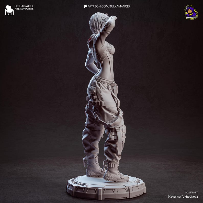 K&ouml;nnte beinhalten: Graue 3D-gedruckte Figur einer weiblichen Figur in einem futuristischen Outfit. Die Figur steht auf einer kreisf&ouml;rmigen Basis und tr&auml;gt ein bauchfreies Oberteil, Cargohosen und Stiefel. Die Figur blickt nach oben und nach rechts. Der Text "HIGH-QUALITY PRE-SUPPORTS" befindet sich oben links.