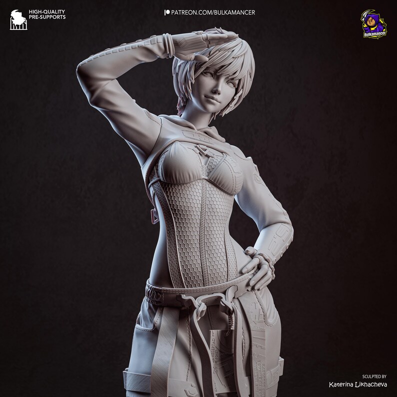 K&ouml;nnte beinhalten: Graustufen 3D-gedruckte Figur einer Frau in einem futuristischen Outfit. Sie tr&auml;gt ein Oberteil im Korsett-Stil mit Wabenmuster, eine Kapuzenjacke und einen Rock. Die Figur posiert mit einem Arm an der Stirn. Der Text "HIGH-QUALITY PRE-SUPPORTS" ist sichtbar.