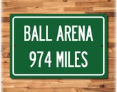 Señal personalizada de distancia de carretera a: Ball Arena, sede de los Denver Nuggets y Colorado Avalanche