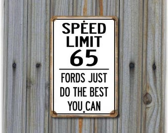 Divertida señal de límite de velocidad de Ford, de aluminio, estilo DOT blanco, ideal para decorar el garaje o la cueva del hombre.