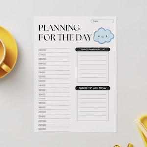 Peut inclure: Un ensemble de trois bocaux en céramique avec couvercles. Les bocaux sont blancs avec un motif floral bleu. Le plus grand mesure 20 cm de haut, le moyen 18 cm et le plus petit 15 cm.