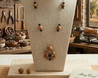 Collier long bois d’olivier naturel, onyx noir mat, pendentif circulaire articulé, design géométrique bohème chic contemporain
