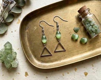 Boucles d’oreilles pendantes géométriques en acier inoxydable avec perles œil de chat vert, design moderne et minimaliste