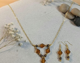 Chic geometric necklace and earrings set, gold stainless steel with amber beads, elegant timeless design, hypoallergenic comfort