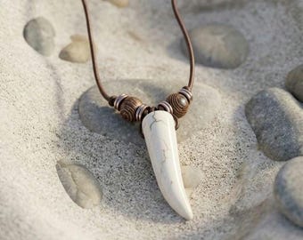 Collier ethnique rustique avec pendentif en corne sculptée, perles de bois naturel et cuir brun souple durable