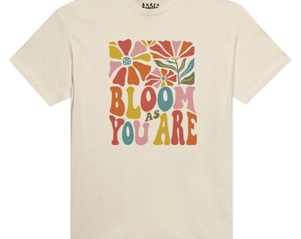 Camiseta "Bloom As You Are", camiseta retro con estampado floral, camiseta con mensaje positivo, camiseta con estampado floral, regalo de amor propio, camiseta gráfica unisex, camiseta vintage.