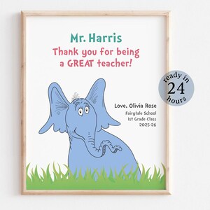 Op de afbeelding: Een ingelijste print met een blauwe cartoon olifant en de tekst "Mr. Harris Thank you for being a GREAT teacher!". De print bevat de tekst "Love, Olivia Rose, Fairytale School, 1st Grade Class 2025-26" en groen gras.