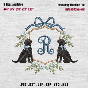 Può includere: Un design di file per macchina da ricamo con un monogramma della lettera "R" all'interno di uno scudo, affiancato da due labrador neri con fiocchi blu. Il design include accenti floreali e il testo "Embroidery Machine File Instant Download". Disponibile in 5 misure.