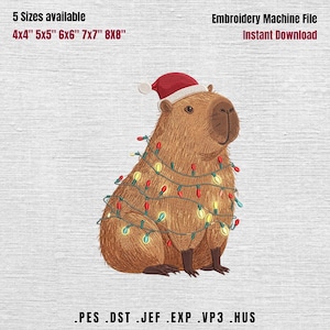 Op de afbeelding: Een borduurmachinebestand met een bruine capibara die een rood-witte kerstmuts draagt, omwikkeld met een snoer van kleurrijke kerstverlichting. Tekst: 5 Sizes available, 4x4 5x5 6x6 7x7 8x8, Embroidery Machine File, Instant Download, .PES .DST .JEF .EXP .VP3 .HUS.