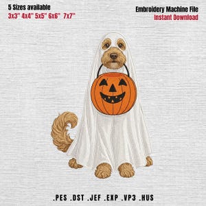 Peut inclure: Un fichier de broderie représentant un chien brun doré portant un costume de fantôme blanc et tenant un seau citrouille orange. Le texte indique 5 Sizes available 3x3" 4x4" 5x5" 6x6" 7x7" et les formats PES DST JEF EXP VP3 HUS.