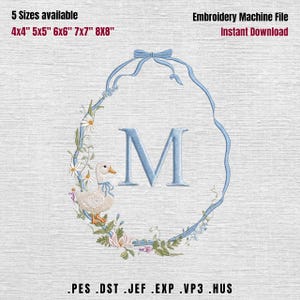Puede incluir: Un archivo de bordado a máquina con un marco ovalado de cinta azul claro, una letra M central y un pequeño pato blanco con pico naranja. El texto incluye 5 Sizes available 4x4 5x5 6x6 7x7 8x8, Embroidery Machine File, Instant Download y .PES .DST .JEF .EXP .VP3 .HUS.