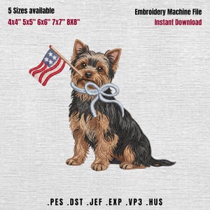 Könnte beinhalten: Stickmaschinen-Datei mit einem Yorkshire Terrier, der eine kleine amerikanische Flagge im Maul hält. Der Hund hat schwarz-braunes Fell und eine hellblaue Schleife um den Hals. Der Text zeigt verfügbare Größen und dass es ein Sofort-Download ist.