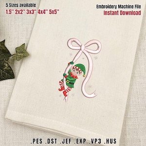 Puede incluir: Un archivo de bordado a máquina con un elfo navideño con traje verde y rojo colgado de un gran lazo de cinta rosa claro. El texto dice 5 Sizes available 1.5" 2x2" 3x3" 4x4" 5x5" Embroidery Machine File Instant Download PES DST JEF EXP VP3 HUS.