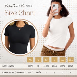 Puede incluir: Una tabla de tallas para una camiseta Baby Tee (Bc 1010) con una camiseta blanca y un recuadro circular que muestra una camiseta negra. La tabla enumera la longitud del cuerpo y el ancho del pecho en pulgadas para las tallas XS a 2XL.
