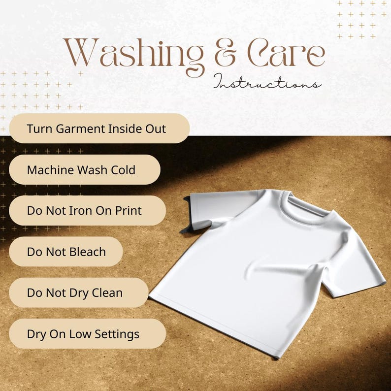 Puede incluir: Una camiseta blanca junto a una lista de instrucciones de lavado y cuidado. El texto incluye: Turn Garment Inside Out, Machine Wash Cold, Do Not Iron On Print, Do Not Bleach, Do Not Dry Clean y Dry On Low Settings en pesta&ntilde;as beige redondeadas.