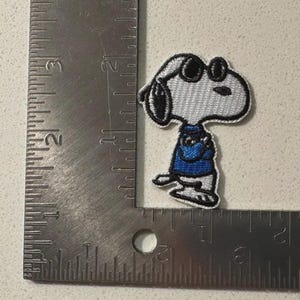 Parche bordado de Snoopy, insignia del perro de dibujos animados de Peanuts, para planchar o coser (descarga digital)