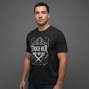 Touch Her And You Die T-shirt, beschermend Warrior Gothic T-shirt, Fantasy Swords and Runes-ontwerp, Viking Shield Maiden Statement-shirt, donker