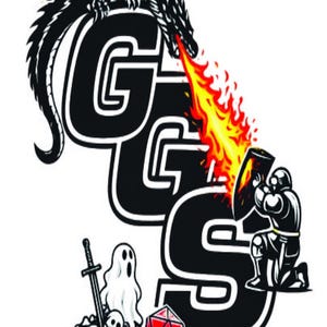 K&ouml;nnte beinhalten: Ein Grafikdesign mit den Buchstaben GGS in Schwarz mit wei&szlig;en Umrandungen. Ein schwarzer Drache sitzt auf den Buchstaben und speit orangefarbenes und gelbes Feuer auf einen Ritter mit Schild. Unten ein wei&szlig;es Gespenst, ein Schwert, ein Totenkopf und ein roter W&uuml;rfel.