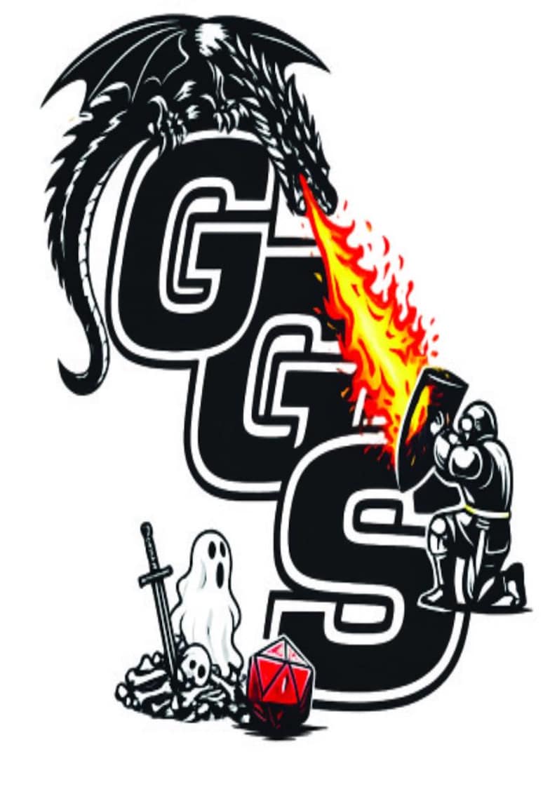 K&ouml;nnte beinhalten: Ein Grafikdesign mit den Buchstaben GGS in Schwarz mit wei&szlig;en Umrandungen. Ein schwarzer Drache sitzt auf den Buchstaben und speit orangefarbenes und gelbes Feuer auf einen Ritter mit Schild. Unten ein wei&szlig;es Gespenst, ein Schwert, ein Totenkopf und ein roter W&uuml;rfel.