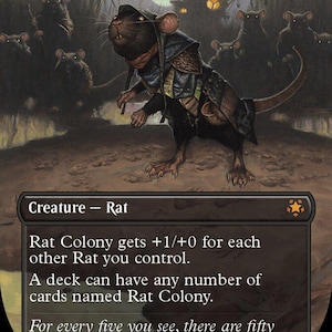 Könnte beinhalten: Eine Magic: The Gathering-Karte mit dem Titel "Rat Colony". Das Kunstwerk zeigt eine große, anthropomorphe Ratte in Rüstung, umgeben von anderen Ratten in einer dunklen, sumpfigen Umgebung. Der Text beschreibt die Fähigkeiten des Kreatur.