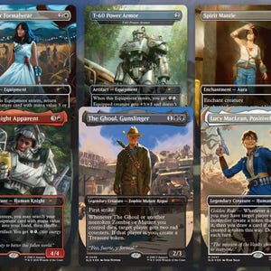 Könnte beinhalten: Sechs Magic: The Gathering-Karten mit Kunstwerken von Charakteren in verschiedenen Umgebungen. Die Karten umfassen "Pre-War Formalwear", "T-60 Power Armor", "Spirit Mantle", "Maximus, Knight Apparent", "The Ghoul, Gunslinger" und "Lucy MacLean, Positively Armed."