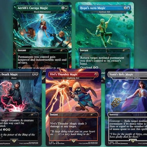 Peut inclure: Cinq cartes à collectionner rectangulaires présentant des illustrations de personnages fantastiques et du texte de jeu. Les cartes sont intitulées Aerith's Curaga Magic, Hope's Aero Magic, Noctis's Death Magic, Vivi's Thunder Magic et Yuna's Holy Magic.