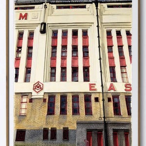 Può includere: Dipinto ad acquerello dell'East Stand dello stadio dell'Arsenal, con dettagli architettonici rossi e bianchi. La parola "EAST" è visibile, insieme alla lettera "M". L'opera è incorniciata in una cornice di legno.