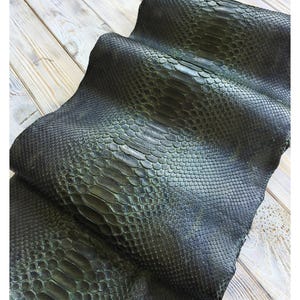 以下が含まれることがあります： 青、緑、グレーの斑点模様のマット仕上げのセラミックマグカップ3個セット。各マグカップはシンプルでモダンなデザインで、持ちやすいハンドルが付いています。コーヒーや紅茶に最適です。