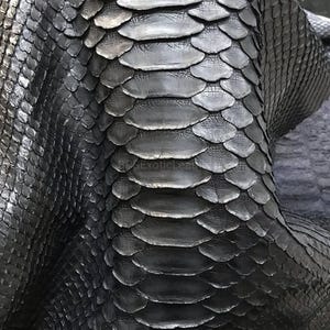 以下が含まれることがあります： 手書き風の「Welcome to our home」の文字が入った素朴な木製サイン。使い古したような仕上がりで、シンプルで魅力的なデザインは、玄関やポーチに最適です。