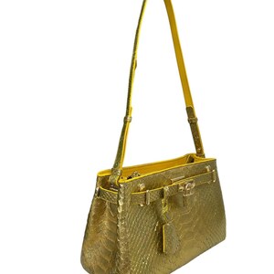 Puede incluir: Juego de tres tazas de cer&aacute;mica con acabado mate moteado. Las tazas son de color crema, gris claro y gris oscuro. Cada taza tiene un dise&ntilde;o simple y minimalista, ideal para caf&eacute; o t&eacute;.