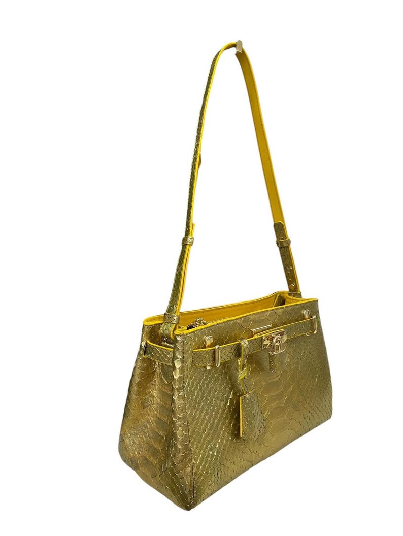 Puede incluir: Juego de tres tazas de cer&aacute;mica con acabado mate moteado. Las tazas son de color crema, gris claro y gris oscuro. Cada taza tiene un dise&ntilde;o simple y minimalista, ideal para caf&eacute; o t&eacute;.