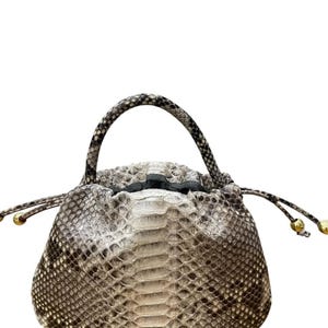 Może przedstawiać: Rustykalny drewniany znak z napisem "Welcome" w stylu ręcznym. Znak jest pomalowany na biało z postarzanym wykończeniem i posiada dekoracyjny kwiatowy wzór w rogu.