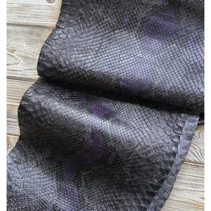 以下が含まれることがあります： 黒い持ち手と「But First, Coffee」のテキストが黒い太字で書かれた白いセラミックマグ。マグカップはぼやけた背景に置かれており、居心地の良い環境を示唆しています。