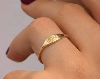 Anello minimalista con fiore di nascita / Anello delicato e minimalista con fiore / Anello personalizzato con fiore di nascita / Piccolo anello con fiore inciso / Gioielli del mese di nascita